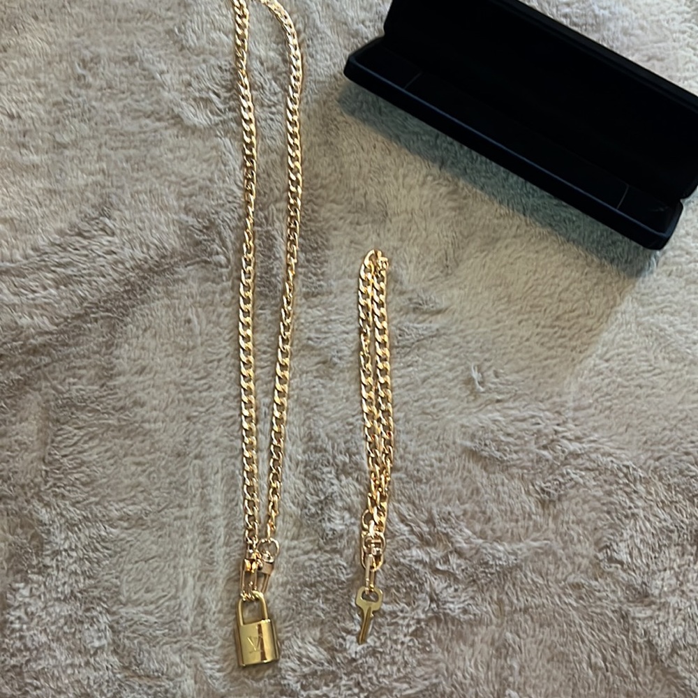 LV lock & key # 317 comes W/ 2 unbranded chain in a gift box Price Is Firm - Picture 4 of 12